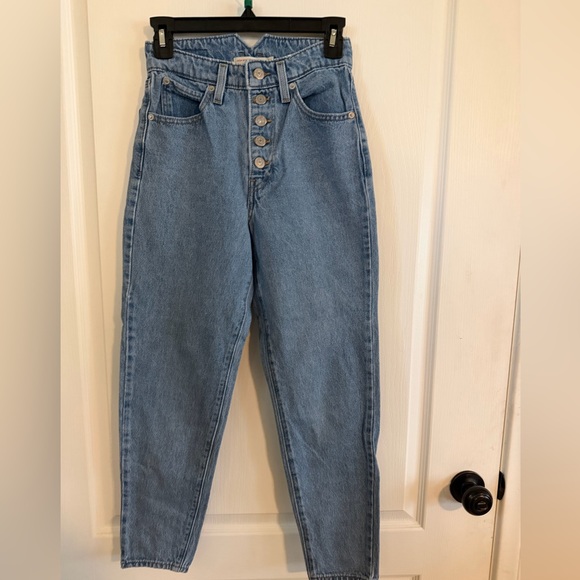 Levi's Denim - Like New Levi’s High-Waisted 5 Button Mom Jean. Size 24
